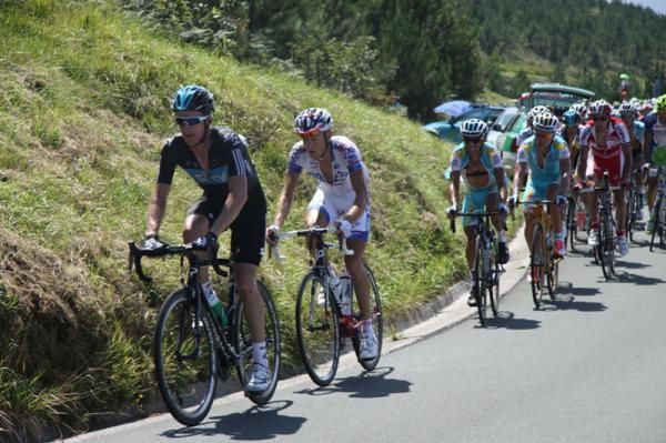 Michael Rogers (Sky) leads the chasing pack at the 2012 Clasica de San Sebastian