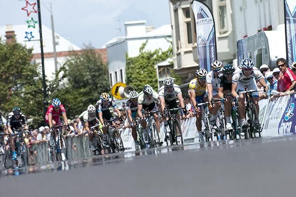 The peloton head up the home straight trying to reel in a breakaway in the final laps.
