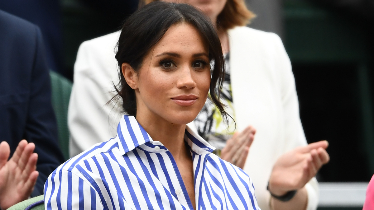 Meghan Markle vient de porter la chemise la plus frappante et nous avons trouvé la meilleure version grand public