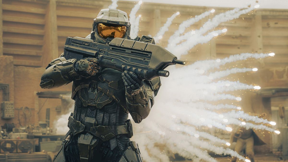 Master Chief fires his weapon during a battle in Paramount Plus&#039; Halo TV series