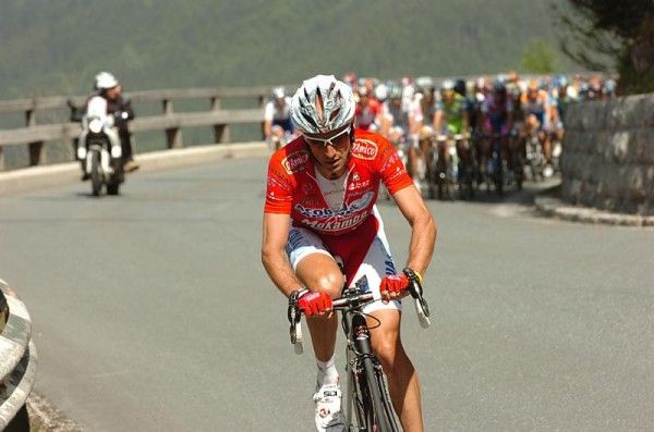Stefano Garzelli (Acqua &amp; Sapone-Caff&egrave; Mokambo) tries an escape.