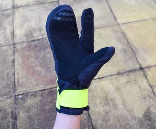 A cyclist wearing the Gore Trigger glove