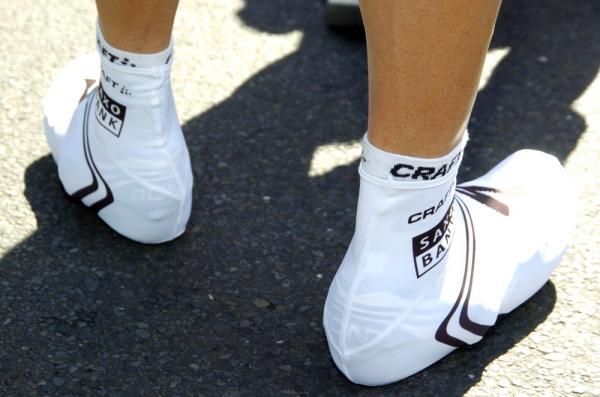 Saxo Bank's Baden Cooke might be wearing Specialized shoe covers, but the rider is clearly wearing Bont shoes.