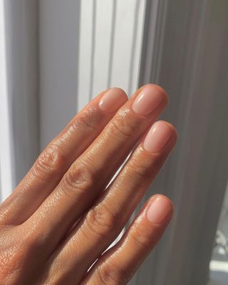 A créme manicure by Rae London Nails