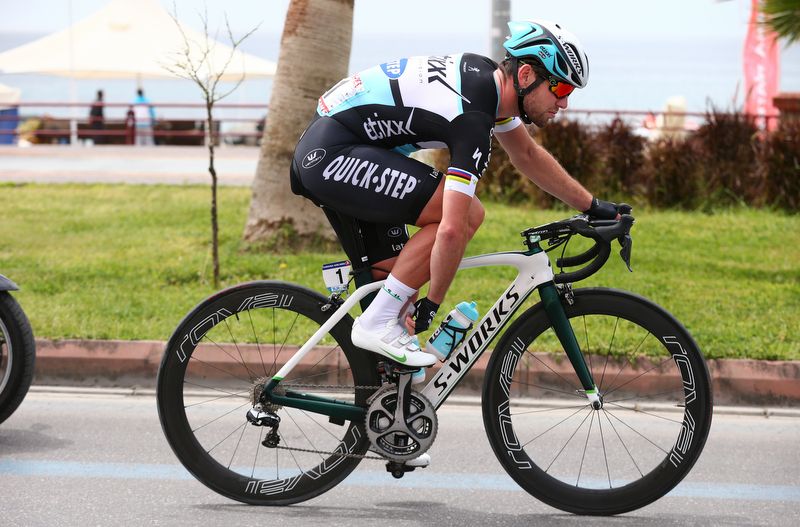Mark Cavendish adjust his Nike's during the stage