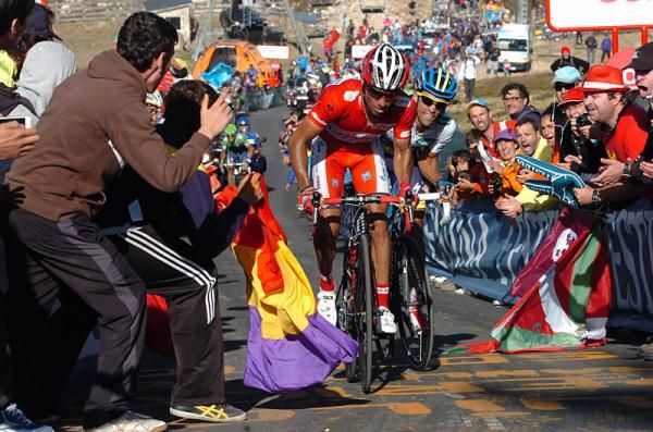 Vuelta leader Joaquim Rodriguez leads GC rival Alberto Contador on the Cuitu Negru ascent.