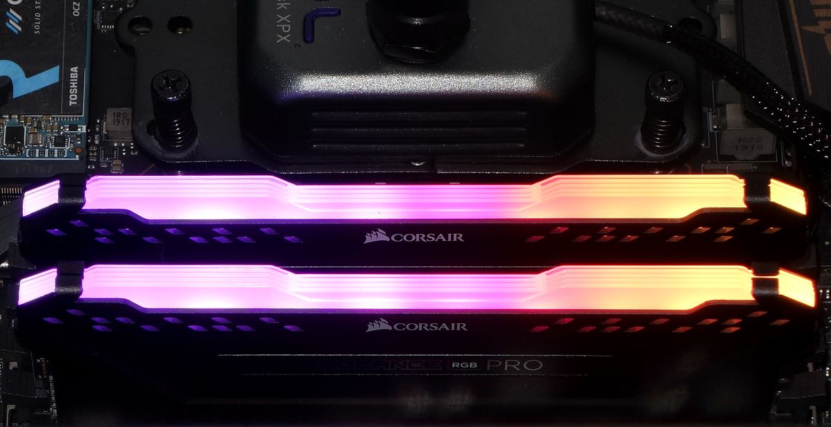 | In Pro 2x the Vengeance 64GB RGB Review: 32GB Tom\'s Corsair Middle Hardware DDR4-3200