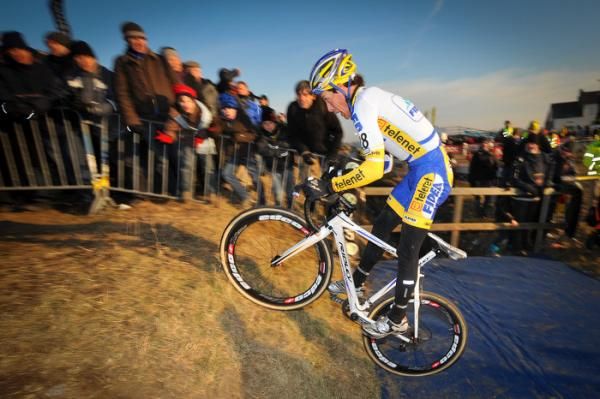 Tom Meeusen (Telenet-Fidea) on one of several short, steep pitches in Middelkerke.