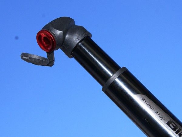 A locking head minimizes pressure losses during pumping.