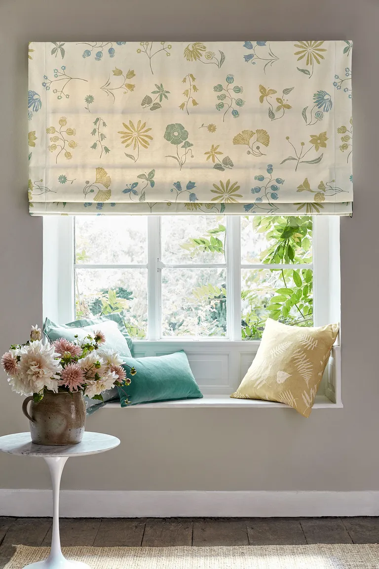 Cottage living room ideas – Window seat with Vanessa Arbuthnott blind
