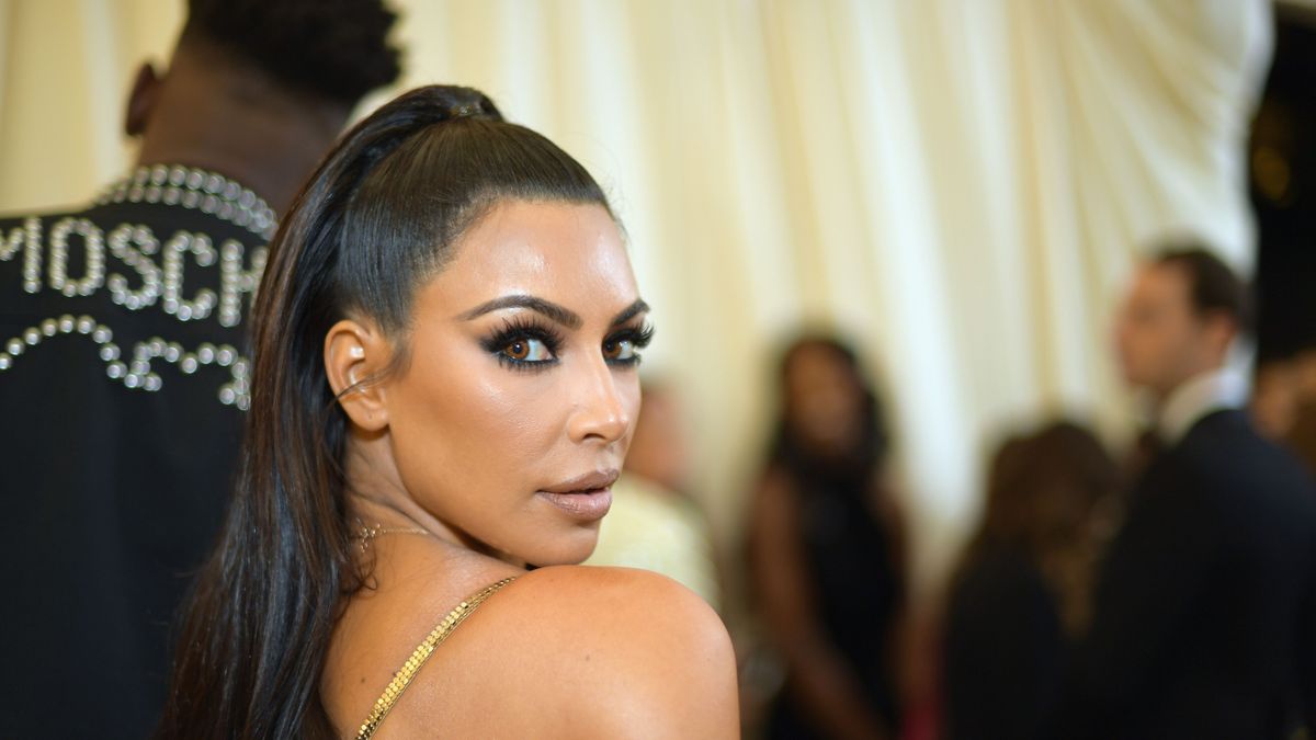 Kim Kardashian Wears Gold Versace Dress to Met Gala 2018 - Kim at Met Gala  2018 Without Kanye West | Marie Claire
