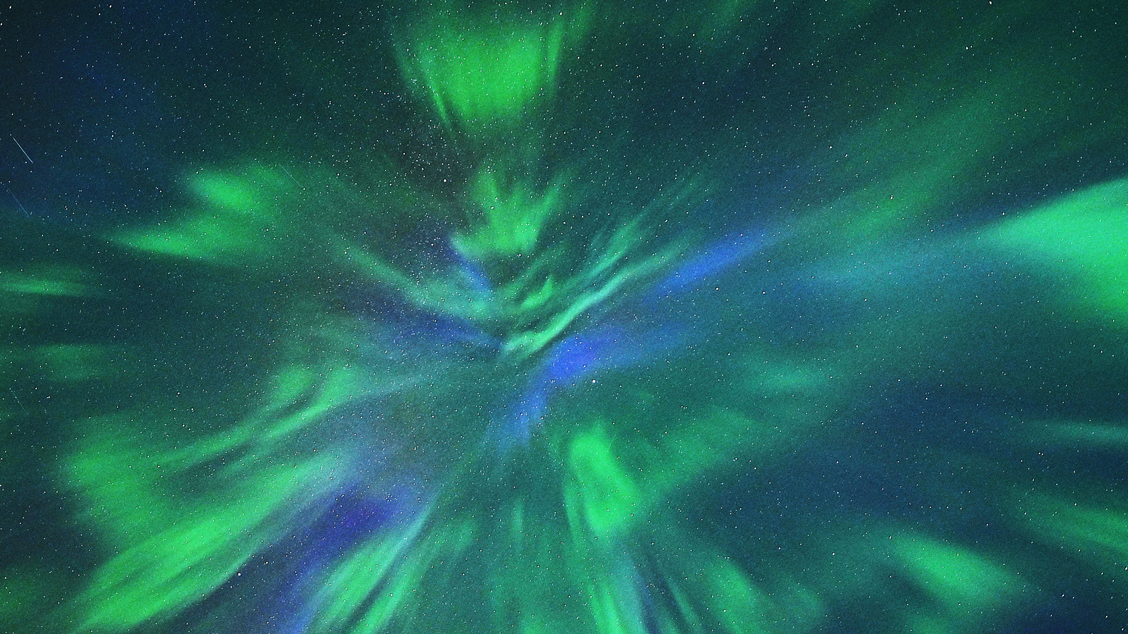  Solar storm slams into Earth and sparks stunning northern lights display (photos) 