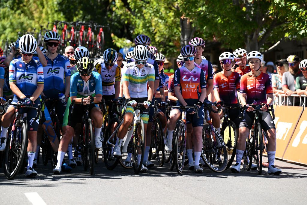 Peloton took a minute of silence to remember Australian athlete Melissa Hoskins prior to the start