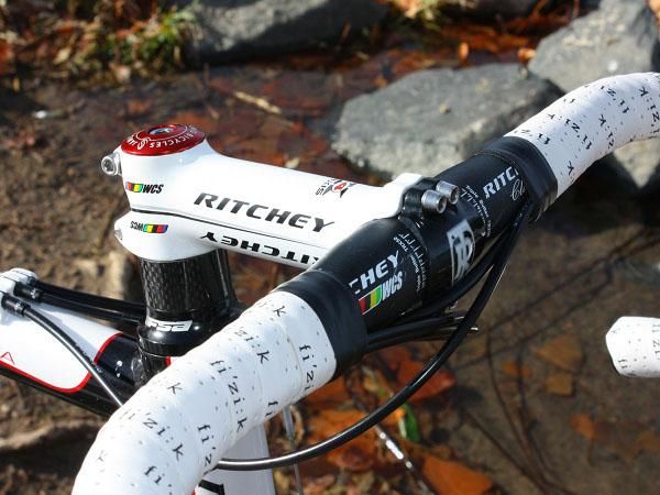 The all-aluminum cockpit includes a Ritchey WCS bar and stem.