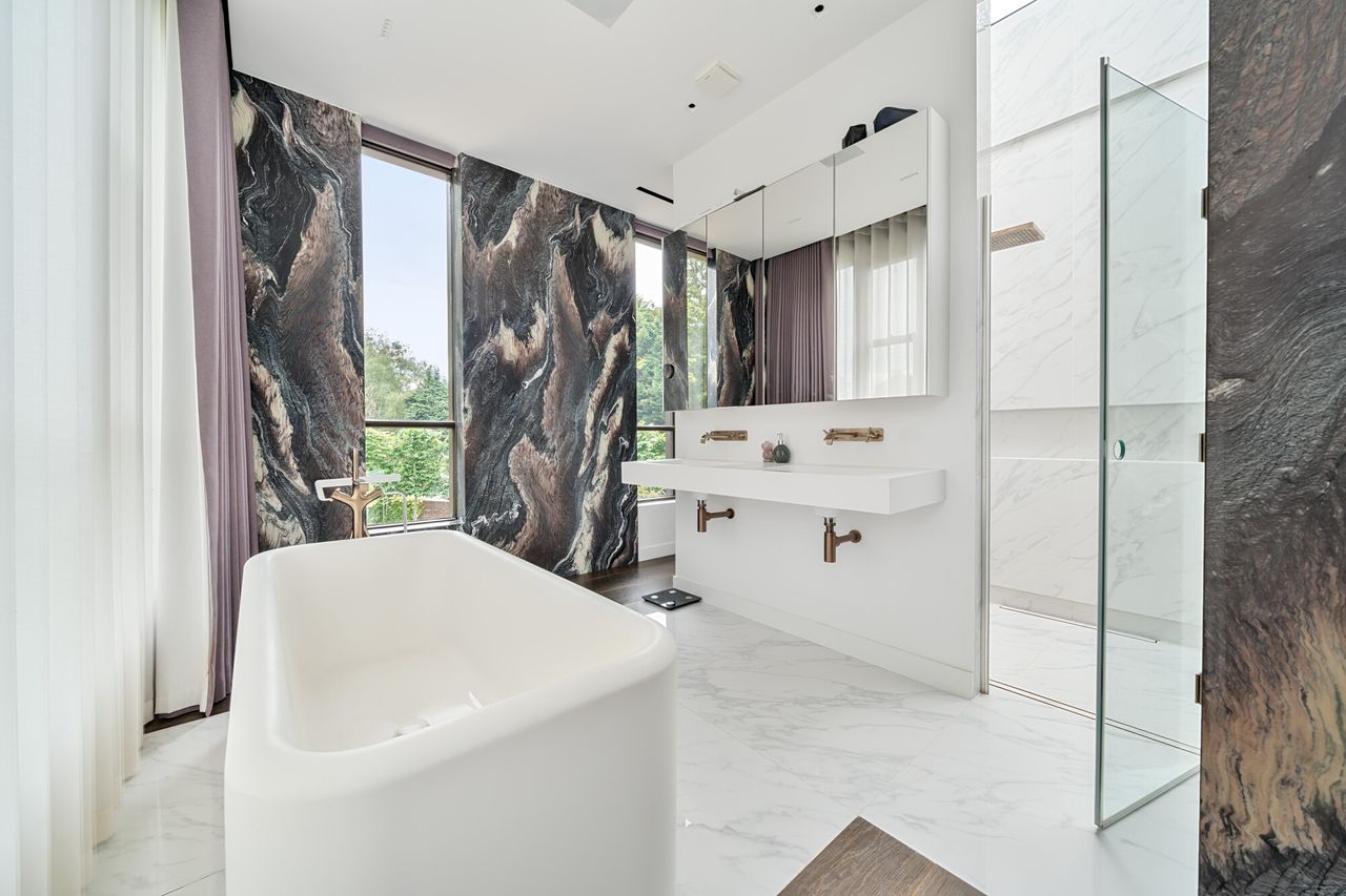 Images of a property on Lakeside Drive, Esher
