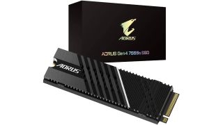 Aorus NVMe Gen 4 7000s SSD i sort set forfra med købs-æsken i baggrunden