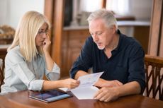 PXHYR5 Couple calculating their expenses together