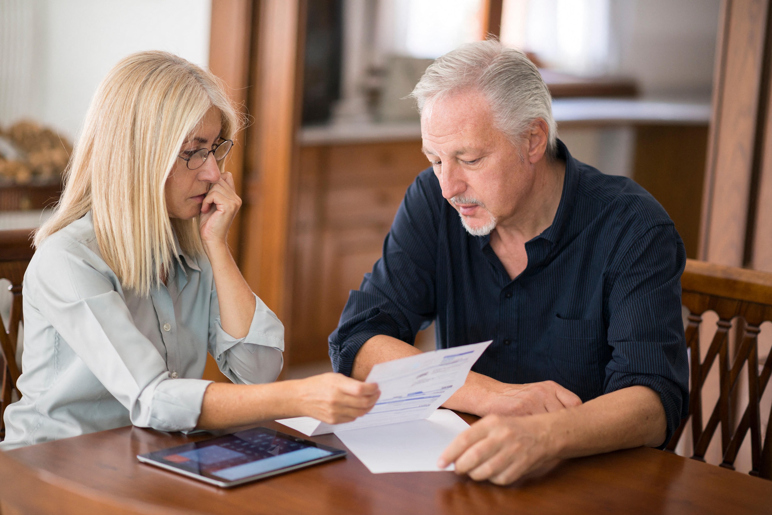 PXHYR5 Couple calculating their expenses together