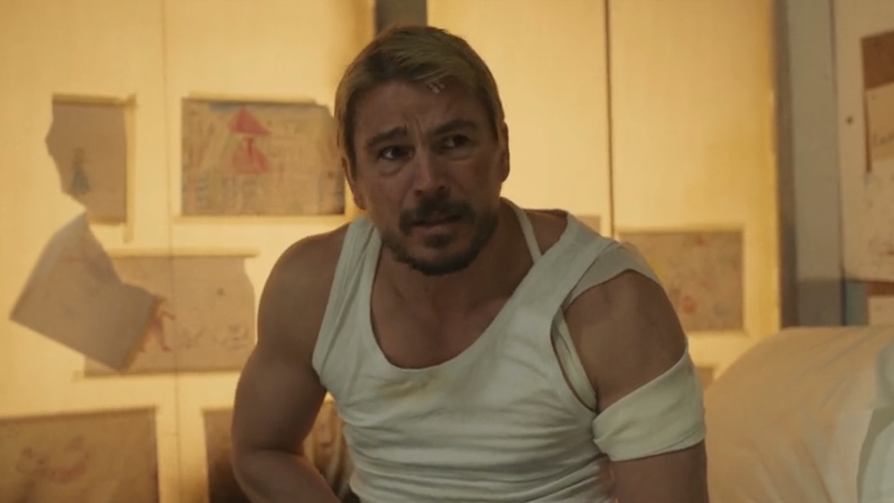 『ファイト・オア・フライト』で病院のベッドに座るジョシュ・ハートネット