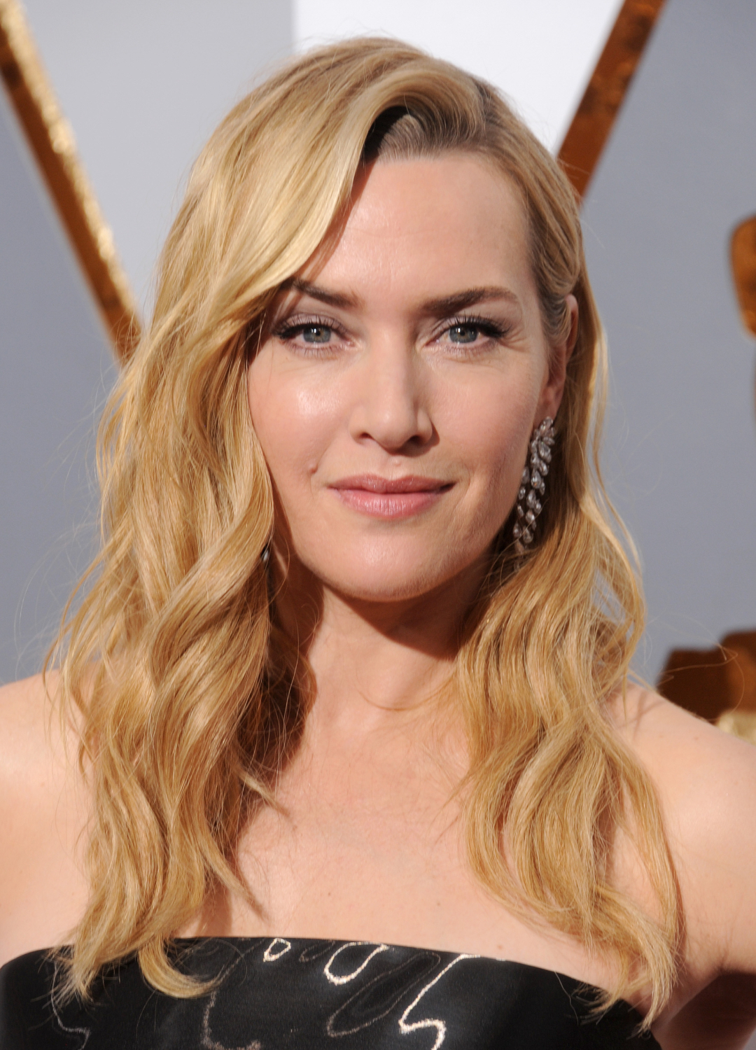 Kate Winslet arrives at the 88th Annual Academy Awards at Hollywood & Highland Center on February 28, 2016 in Hollywood, California