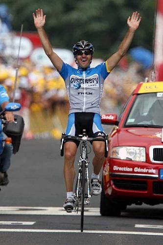 Yaroslav Popovych (Discovery Channel) wins the stage in Carcassonne