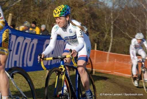 Daphny van den Brand (AA Drink - Leontien.nl) pursues Marianne Vos.
