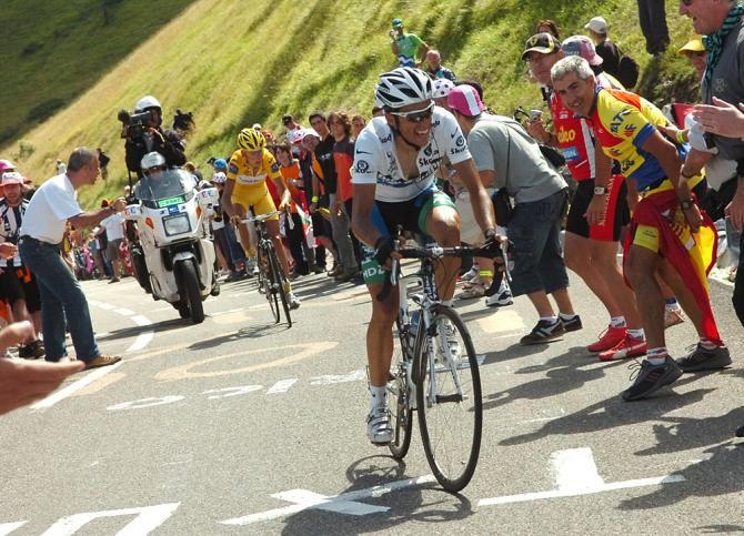 Alberto Contador (Discovery) attempts to distance Michael Rasmussen (Rabobank) up the climb of the Col de Peyresourde during the 2007 Tour de France