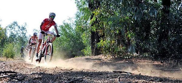Ben Melt Swanepoel (Specialized Mankele) would finish in second.