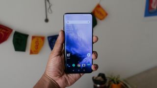  OnePlus 7 Pro er omfangsrik.