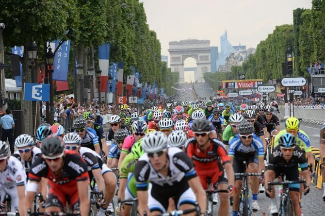 The peloton on the Champs Elysee