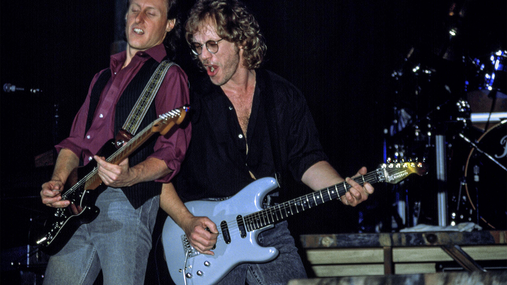 Warren Zevon performing with his all-gray Modulus Blackknife in 1987.
