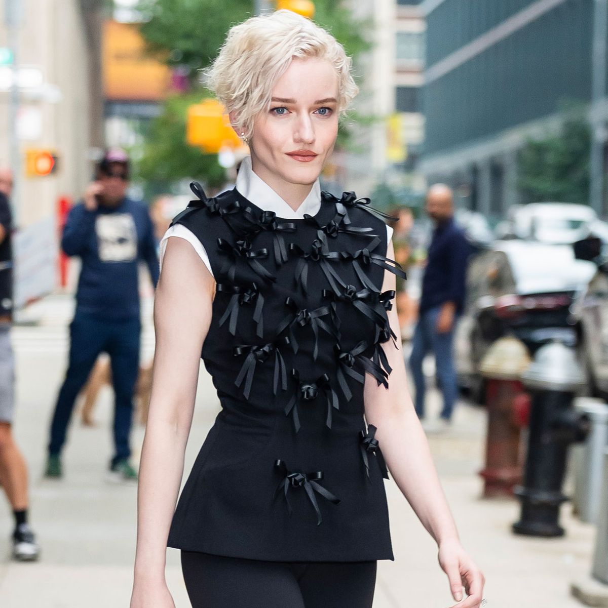 Julia Garner Just Wore This Anti-Athleisure Shoe Trend With Leggings in NYC