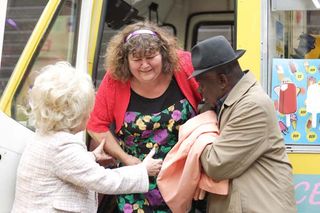 But just as the party is ending, Heather goes into labour and has to be rushed to hospital in the ice-cream van!