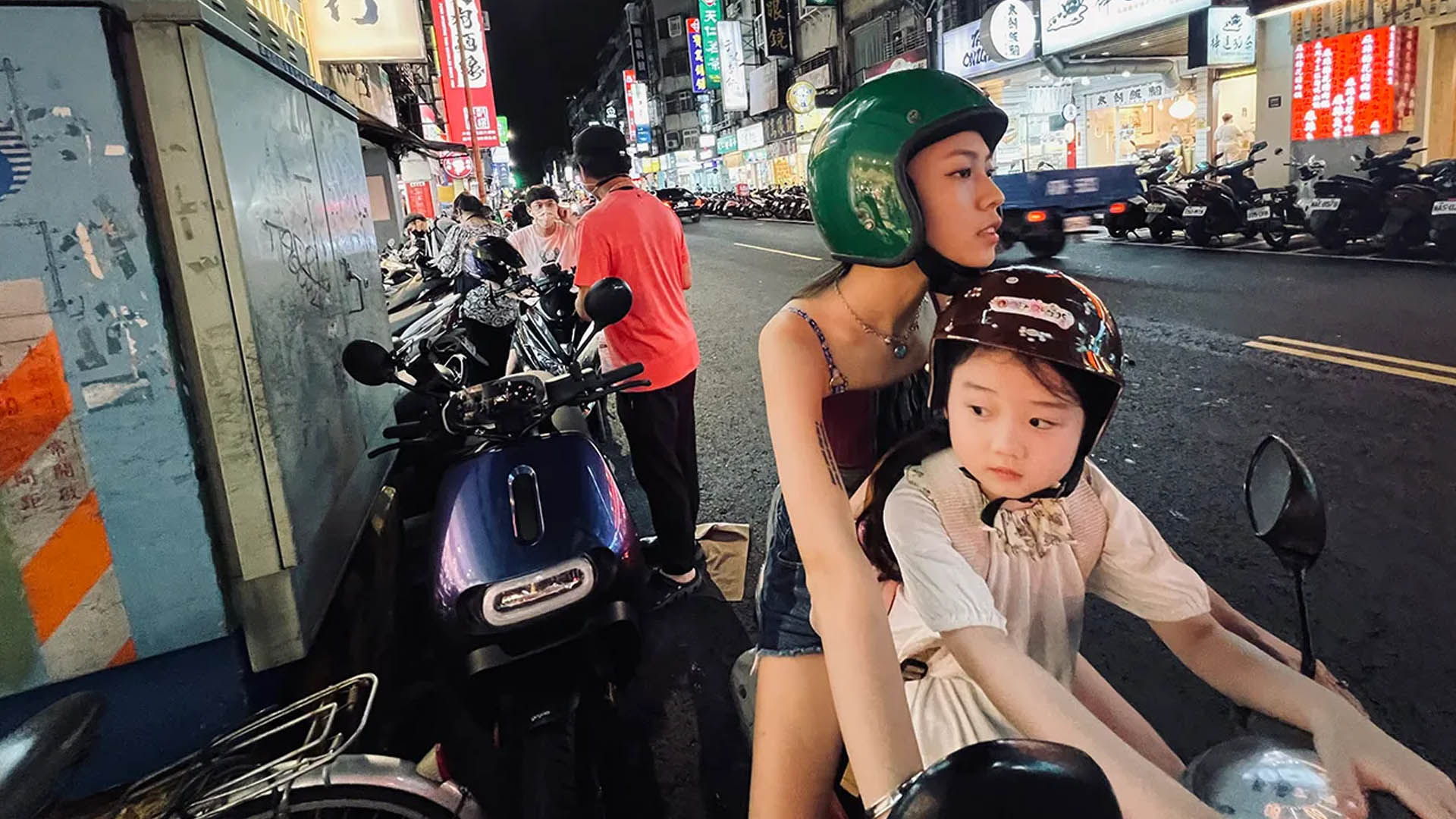 Left-Handed Girl screengrab.