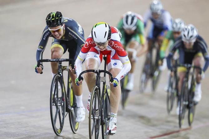 The sprint for the line in the Womens Scratch.