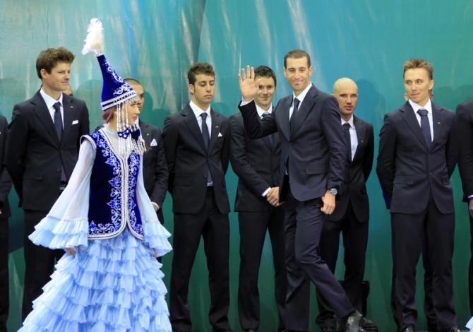 New recruit Vincenzo Nibali says hello to Astana