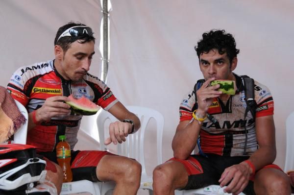 Ricardo Pscheidt and Gilberto Gois enjoy some watermelon after the stage.