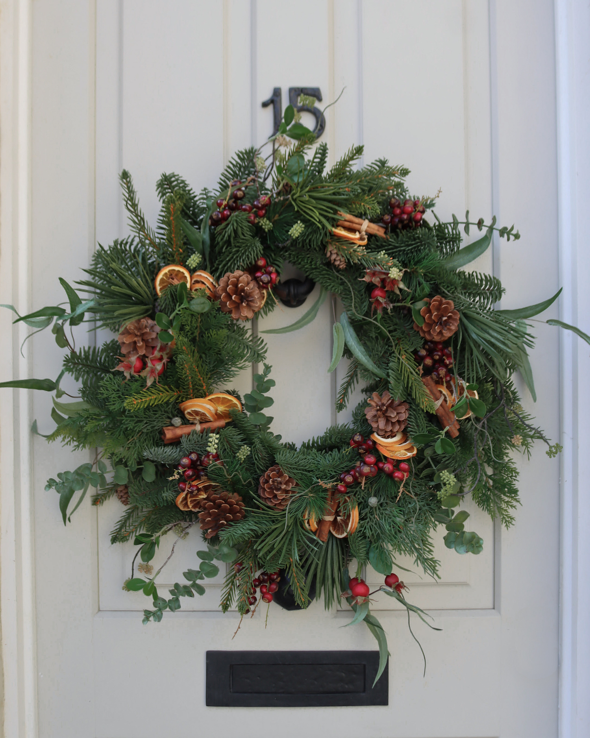 How to hang a wreath on a front door without making holes | Livingetc