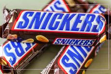 Snickers bars piled on top of each other