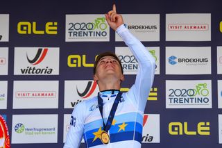 New elite men's European time trial champion Remco Evenepoel points to the sky in remembrance of Belgian compatriots Bjorg Lambrecht and Stef Loos