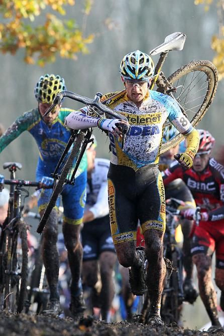 Bart Wellens runs with his bike.