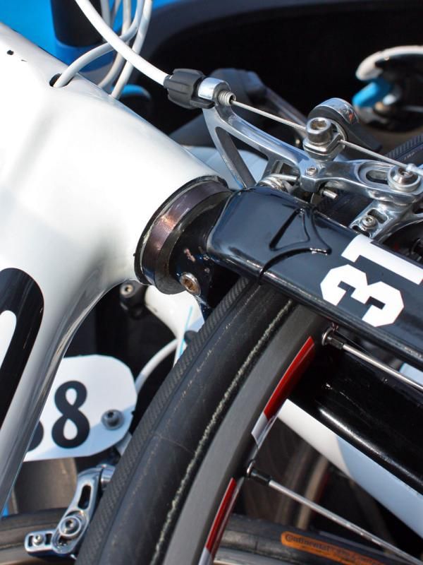 As the standard Focus Izalco fork uses a tapered steerer, a big reducer is needed to fit Niki Terpstra's (Milram) lugged steel fork.