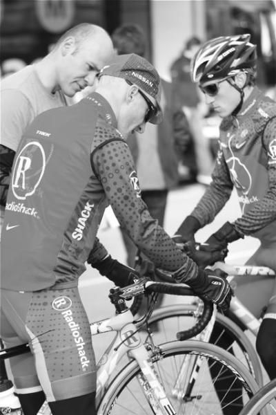 Levi Leipheimer (RadioShack) makes a few tweaks