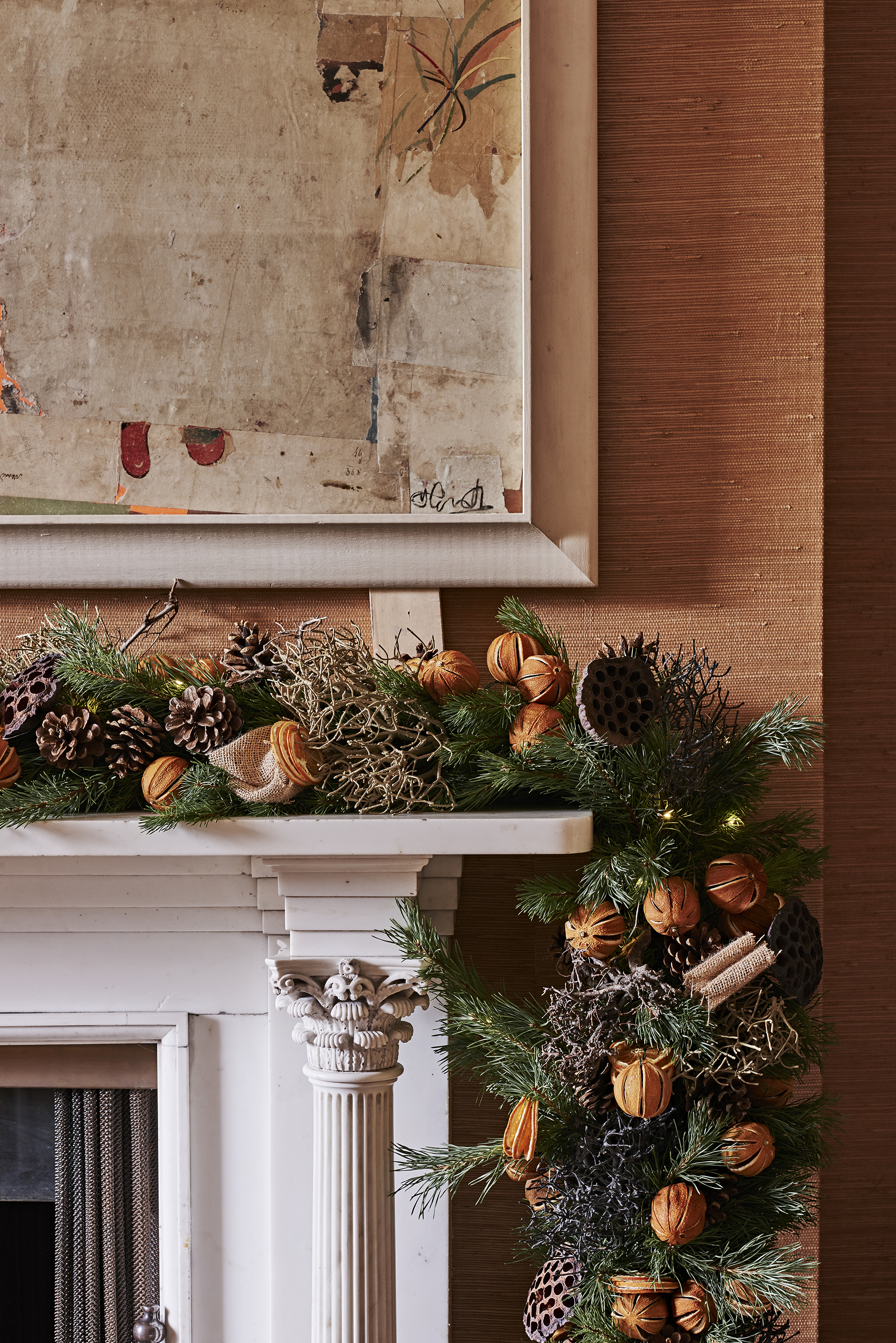 Guirlande de Noël en pomme de pin sur une cheminée