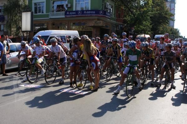 The yellow jersey gets a kiss before the start