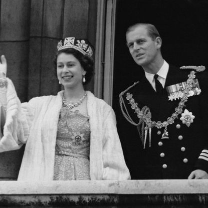 londres, royaume uni 02 juin la reine elisabeth portant la couronne royale et le prince philip au balcon du palais de buckingham apres la ceremonie du couronnement, le 2 juin 1953 a londres, royaume uni photo by keystone france\gamma rapho via getty images