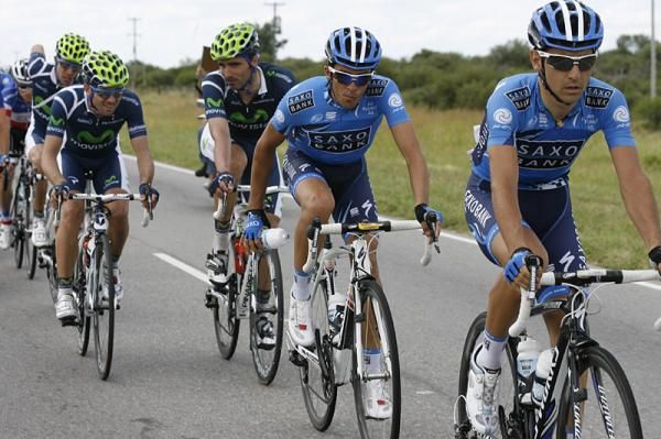 Alberto Conatdor sits in behind his Saxo Bank teammates
