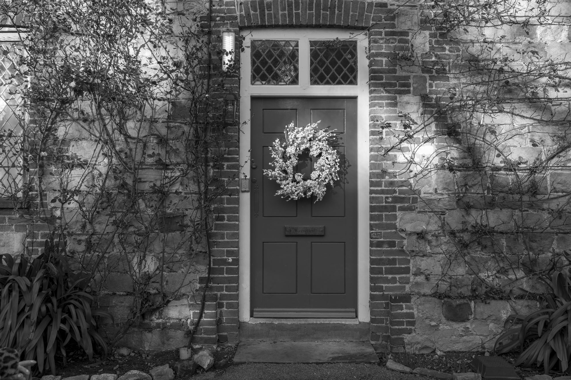 Leica Q3 Monochrom sample gallery: old door with a wreath