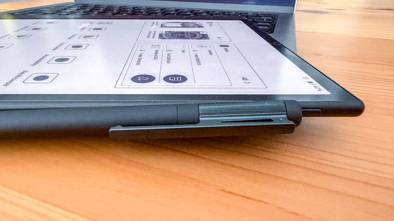 Boox Pen 3 stylus attached to the Boox Note Air5 C, covering a side button