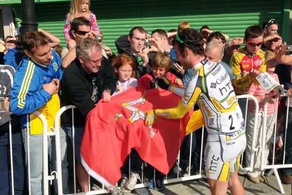 Mark Cavendish (Columbia &ndash; HTC) meets some fans from the Isle of Man.